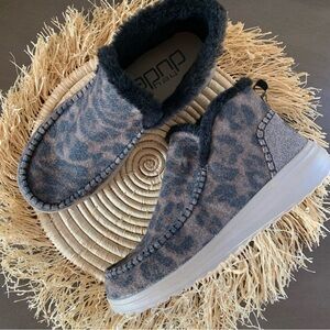 HEY DUDE Women’s Denny Leo Beige Faux Fur Slip On Bootie Boots Size 9